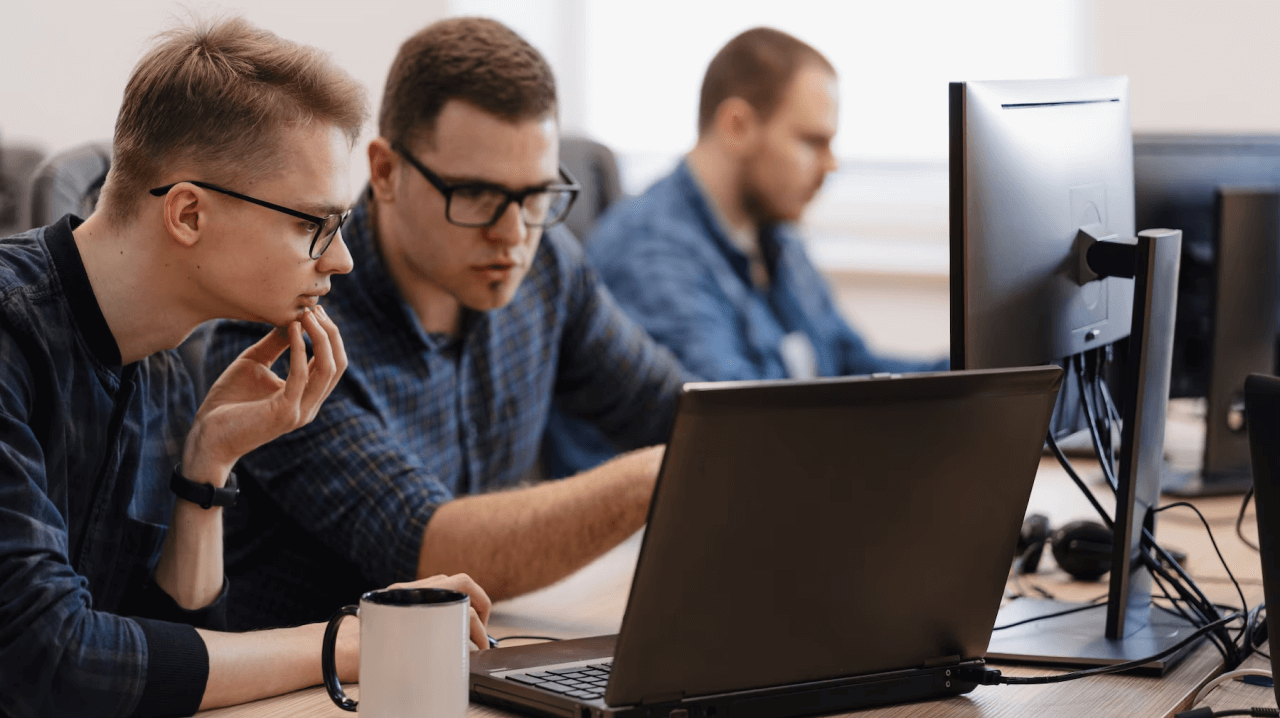 Если вы уже работаете в другой области IT, курс Front-end разработка поможет вам освежить и углубить знания. Вы легко сможете найти проекты на фрилансе и получить дополнительный доход или полностью переквалифицироваться в front-end разработчика 